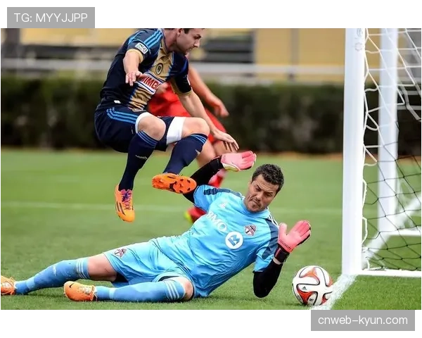 特写：看台上的弗格森与温格，在曼城对阵阿森纳的比赛中并肩而坐